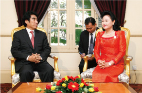 カンボジア赤十字支援赤十字総裁フセイン首相夫人と