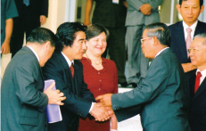 2006年4月24日第2回アジア・エコノミック・フォーラムにてフンセン首相と